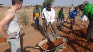 Construction des gradins avec les membres d'ADCS
