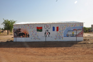 Fresque sur le mur arrière des gradins symbolisant la rencontre de nos 2 pays