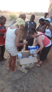 Distribution de matériel médical dans les villages