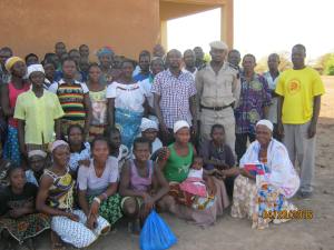 Les enfants du CEBNF reçoivent les colis de France 