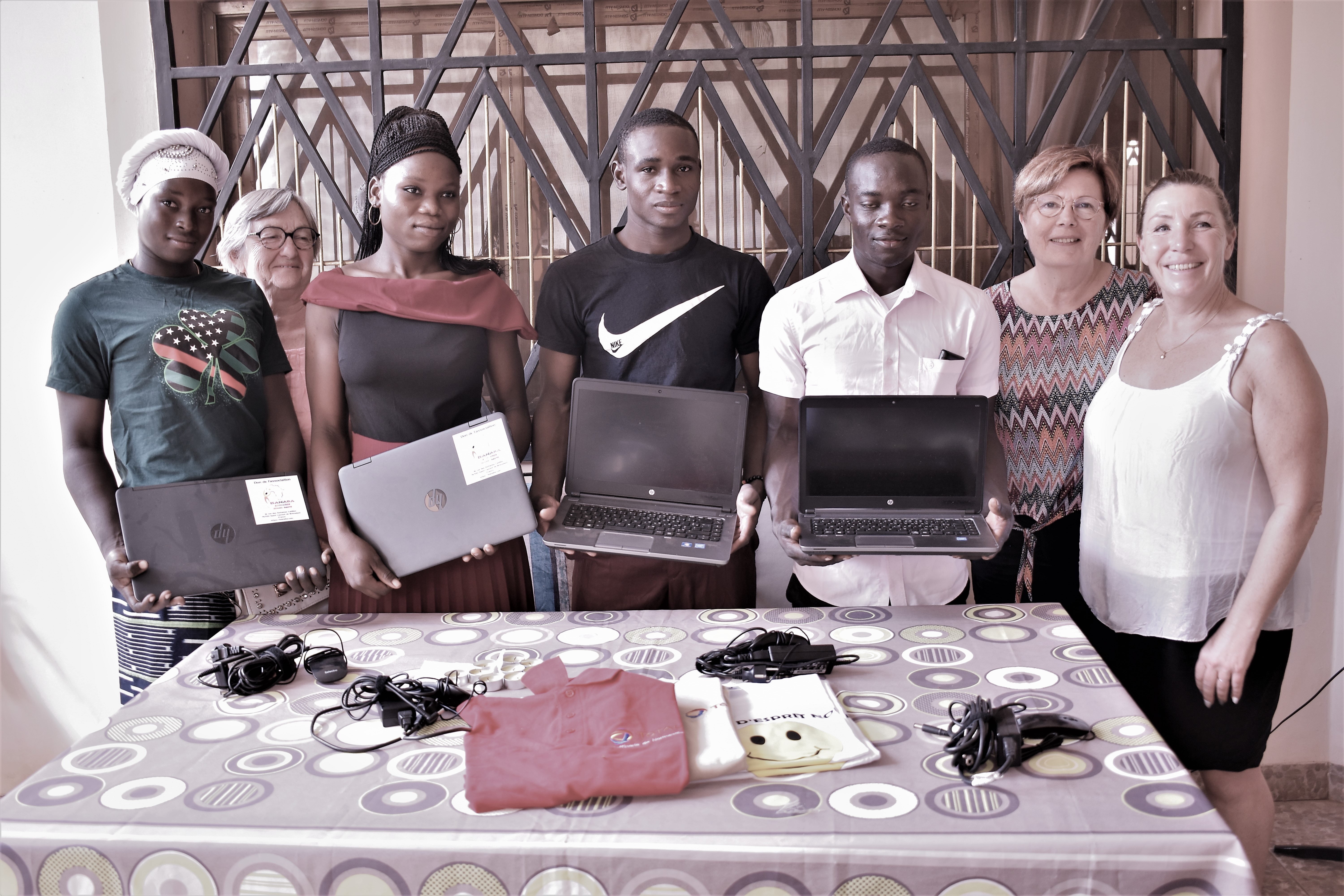 Les quatre lauréats recevant leurs ordinateurs portables